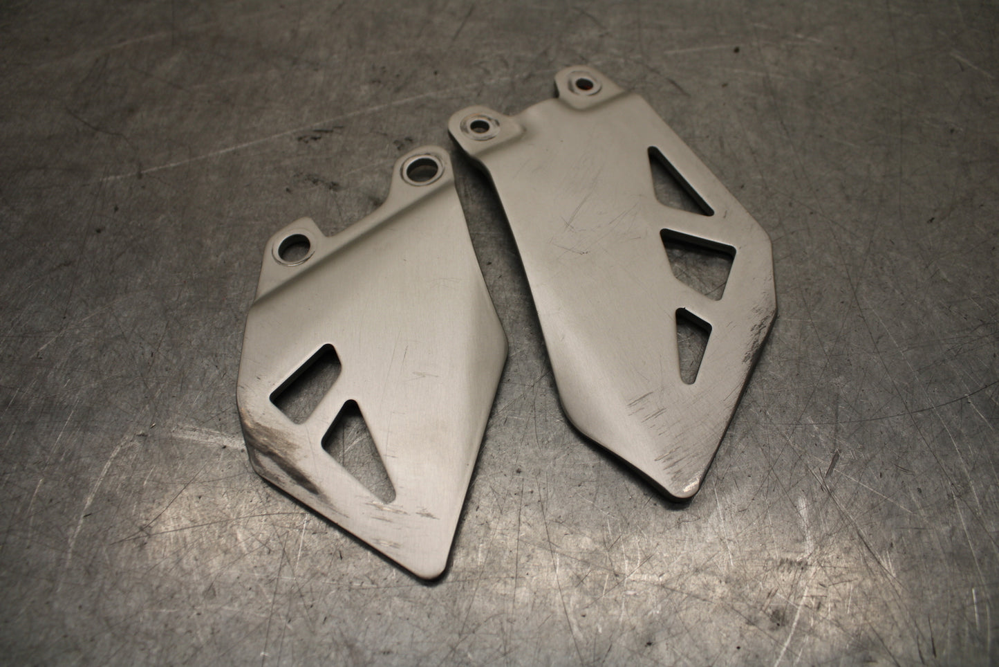 16 KAWASAKI NINJA ZX10R RIGHT LEFT PAIR HEEL GUARD COVER  BB650