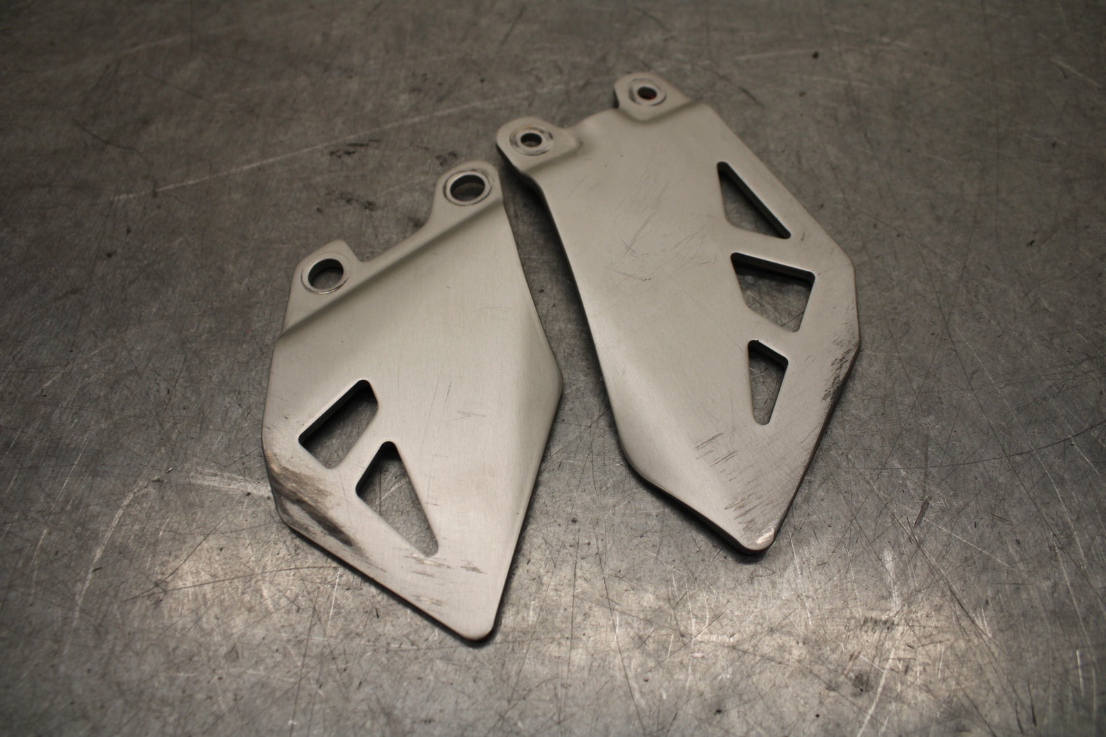 16 KAWASAKI NINJA ZX10R RIGHT LEFT PAIR HEEL GUARD COVER  BB650