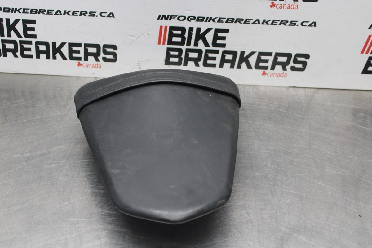 19 YAMAHA YZF R3 REAR BACK PASSENGER TANDEM SEAT PAD SADDLE PILLION BB806-B