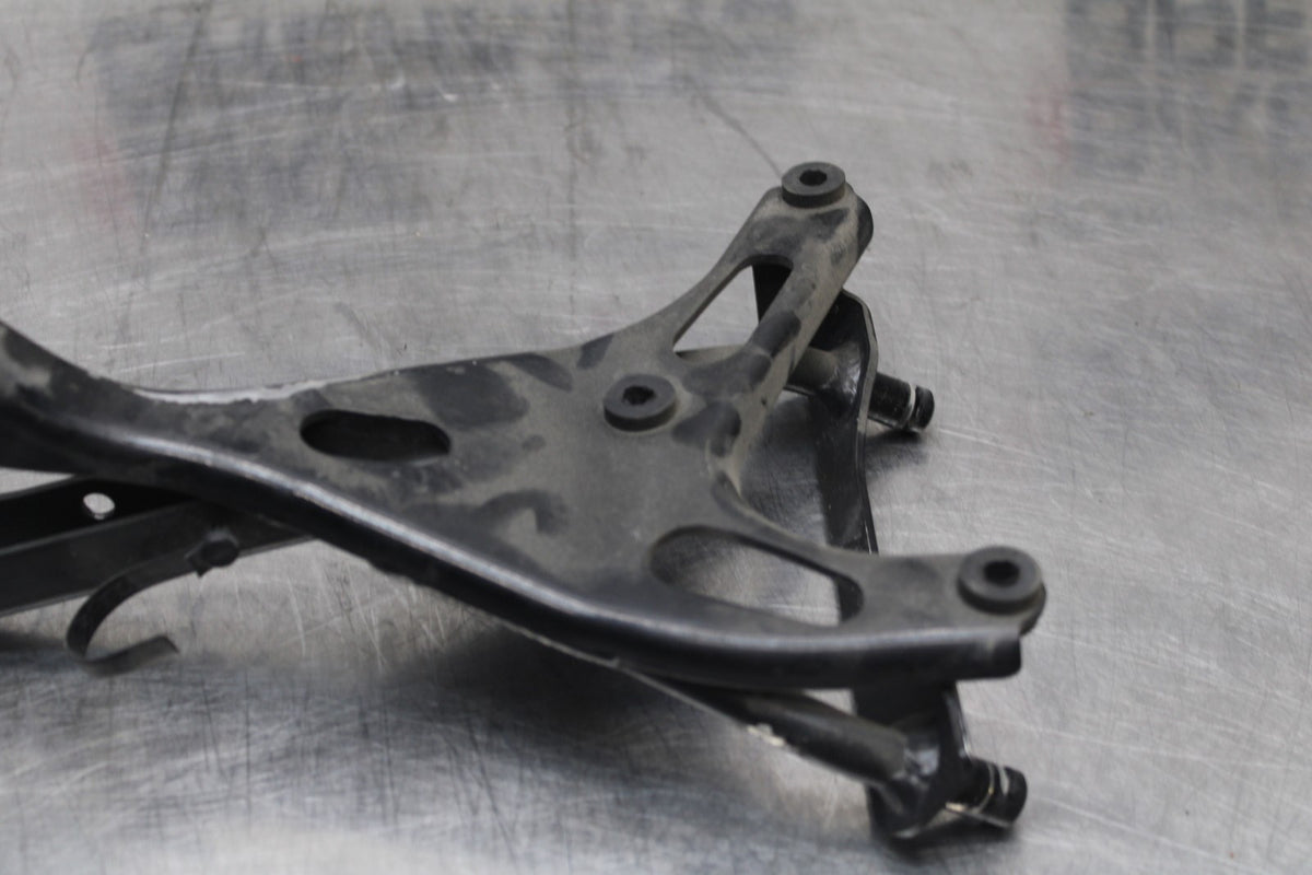 98 KAWASAKI NINJA ZX6 UPPER GAUGES STAY BRACKET BB870