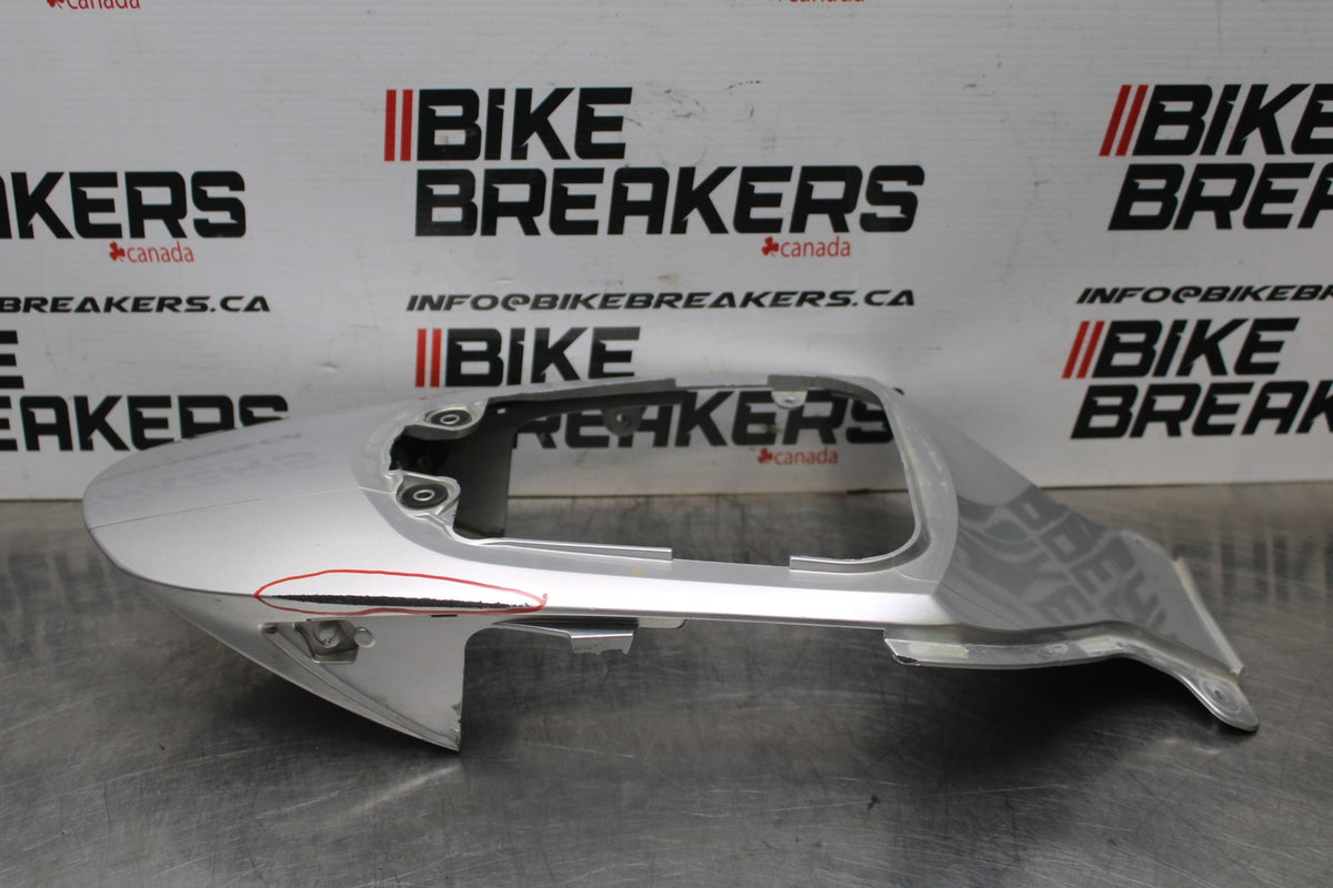 06-07 SUZUKI GSXR 600 CENTER REAR BACK TAIL FAIRING COWL BB822