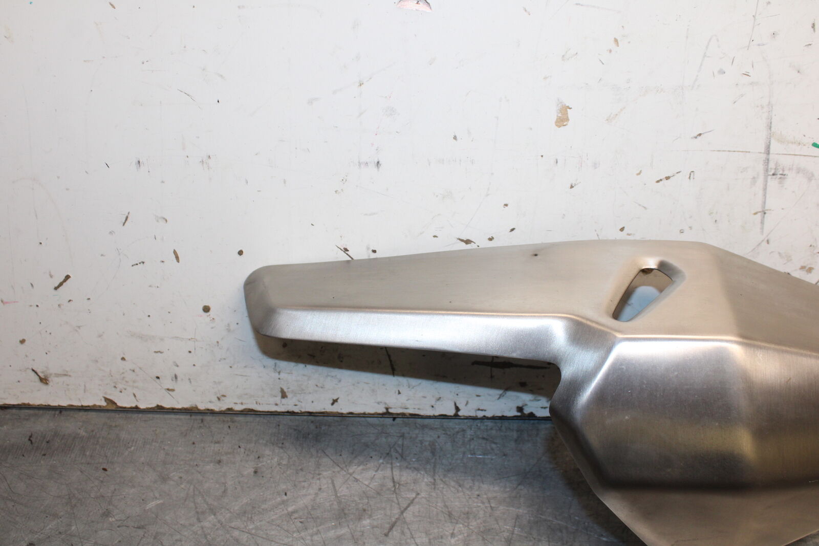 19-22 KAWASAKI Z400 REAR BACK MUFFLER EXHAUST PIPE COVER HEAT SHIELD GUARD BB738