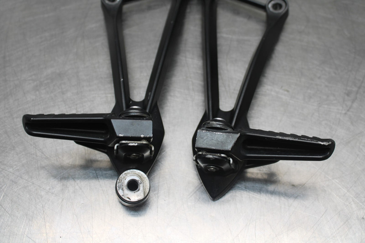 08 KAWASAKI NINJA ZX10R REAR BACK PASSENGER PEG SET PAIR BB902
