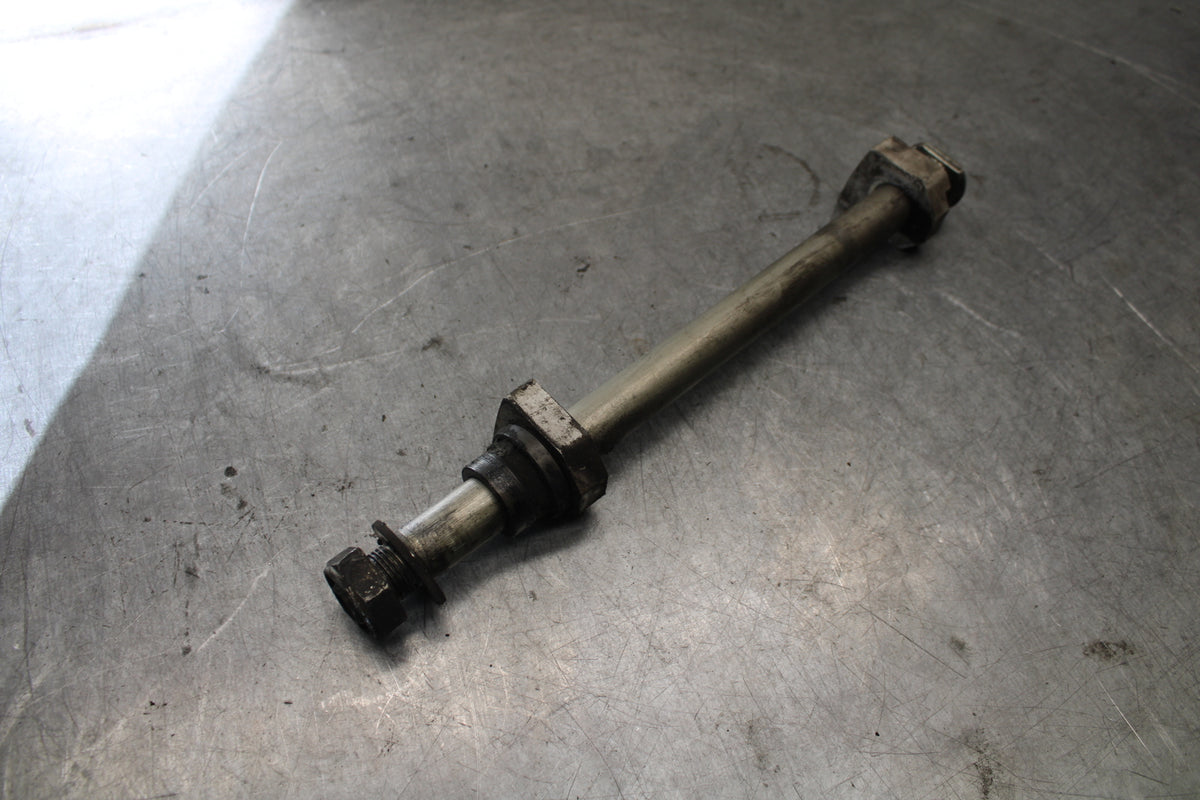 07-08 TRIUMPH DAYTONA 675 REAR AXLE BACK WHEEL RIM PIVOT BOLT AXEL BB685