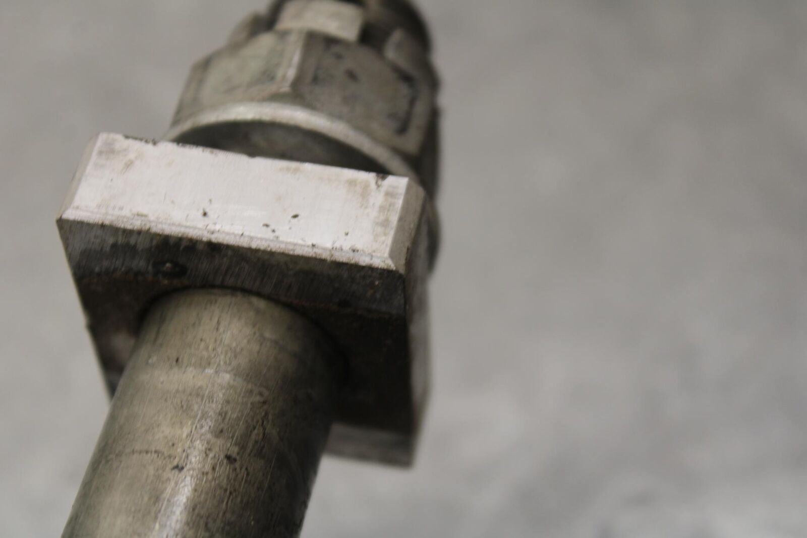 09-12 KAWASAKI NINJA ZX6R REAR AXLE WHEEL RIM PIVOT BOLT AXEL 41068-0613 BB640