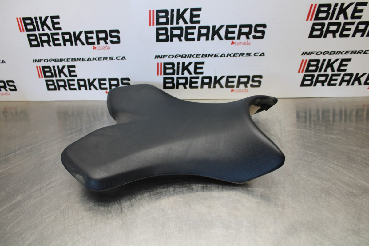 04-05 YAMAHA YZF R1 FRONT DRIVERS SEAT PAD SADDLE PILLION BB173