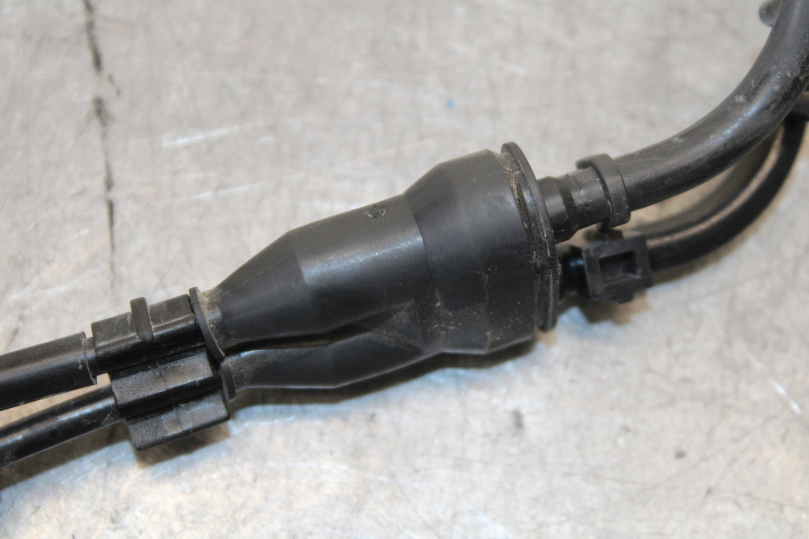 08-16 YAMAHA YZF R6 THROTTLE CABLES LINES 13S-26302-00-00 BB665