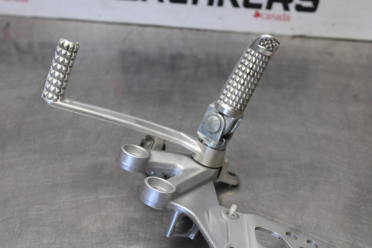 05 SUZUKI GSXR600 RIGHT REARSET REAR SET DRIVER FOOT PEG REST STOP BB329
