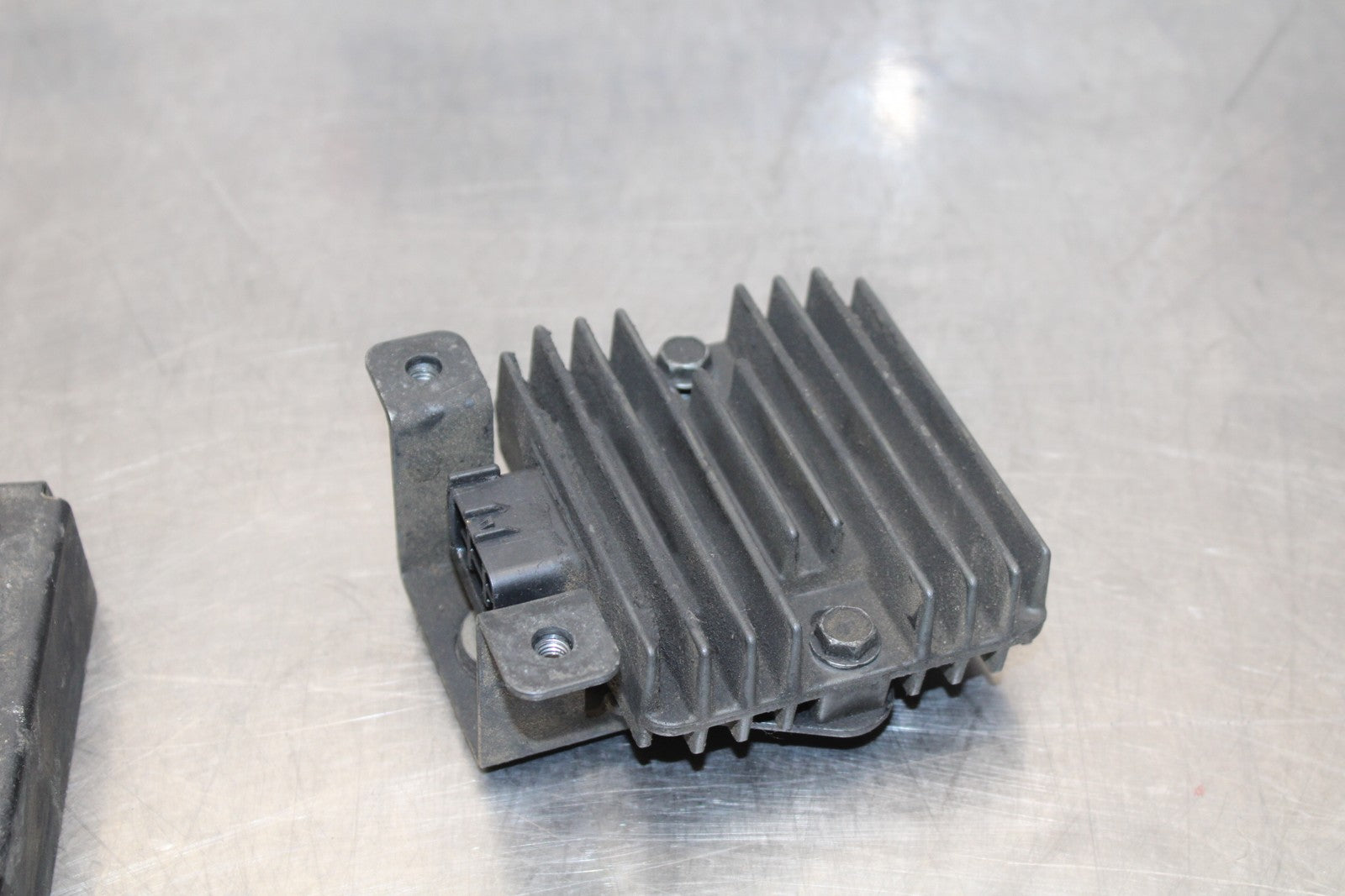 08 KAWASAKI VULCAN 900 RECTIFIER VOLTAGE REGULATOR & COVER BB184