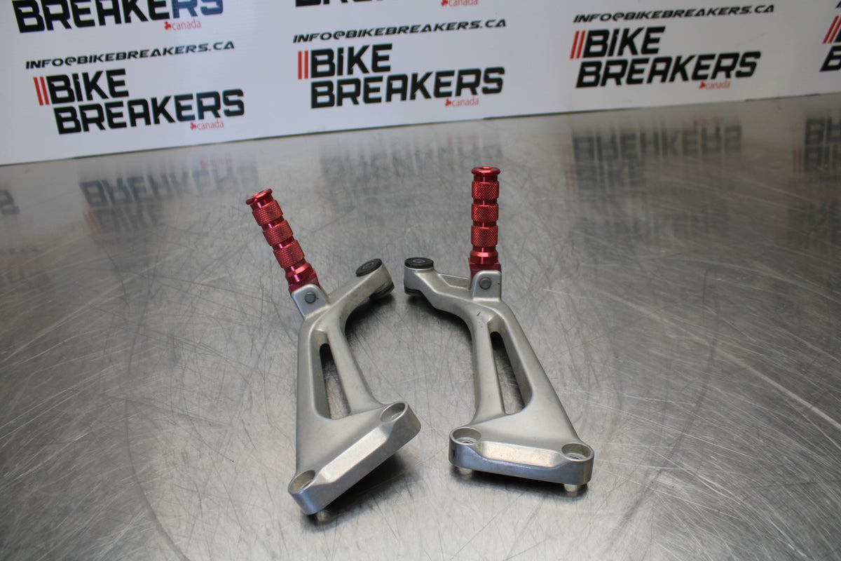 98-05 HONDA SUPER HAWK 1000 VTR1000F REAR BACK PASSENGER PEG SET PAIR BB152