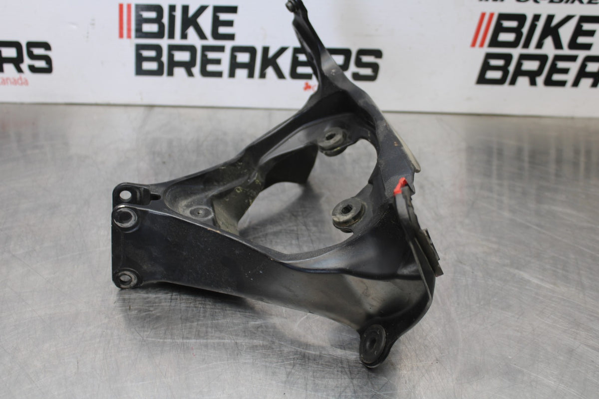 06-07 SUZUKI GSXR 600 UPPER FAIRING MIRROR GAUGES STAY BRACKET BB178