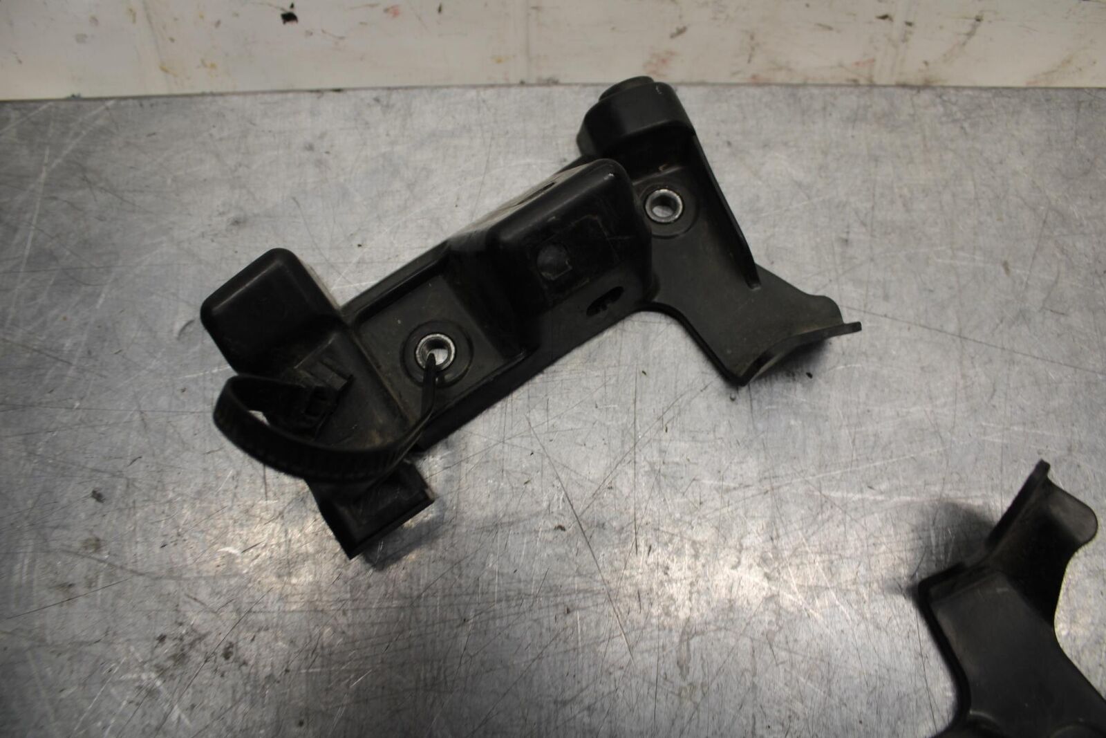 07 YAMAHA YZF R6 2c0  SIDE FAIRING BRACKET BB75