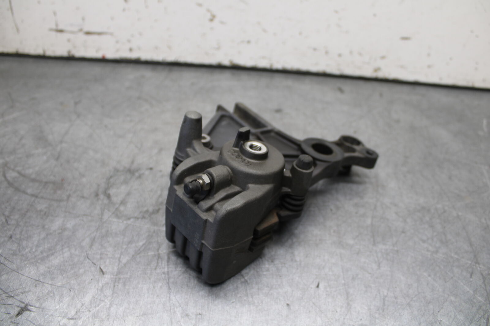 12-17 KAWASAKI ER-6N Z650 REAR BACK BRAKE CALIPER W MOUNT BRACKET BB709