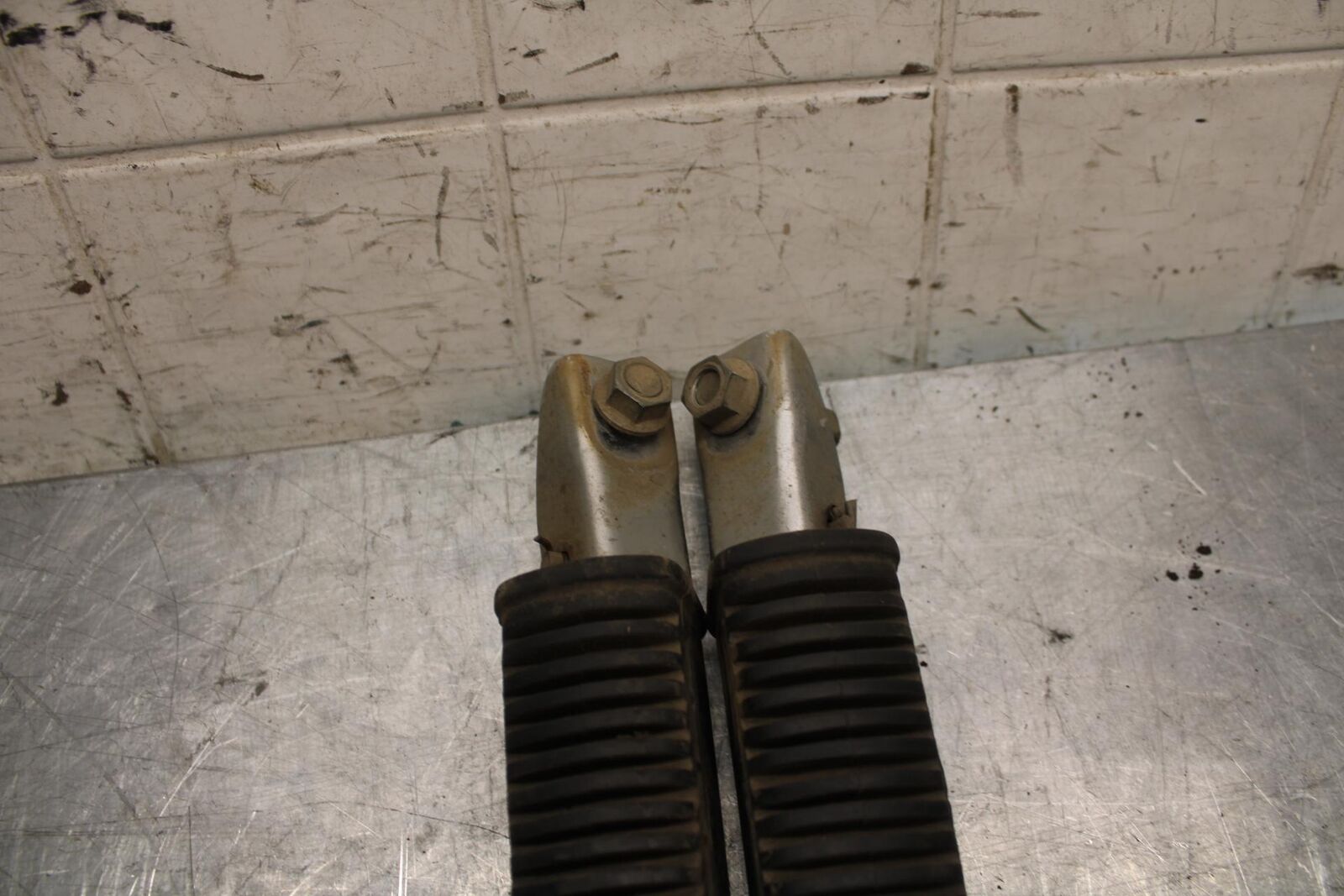 82-83 SUZUKI GS1100GL FRONT FOOT RESTS PEGS STEPS SET PAIR BB30