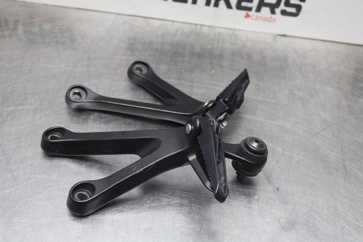 18 SUZUKI GSXR1000 REAR BACK PASSENGER PEG SET PAIR BB642