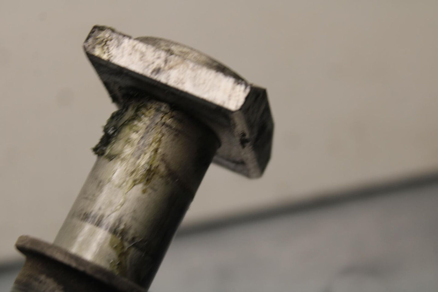 09-12 KAWASAKI NINJA ZX6R REAR AXLE BACK WHEEL RIM BOLT AXEL 41068-0035 BB617