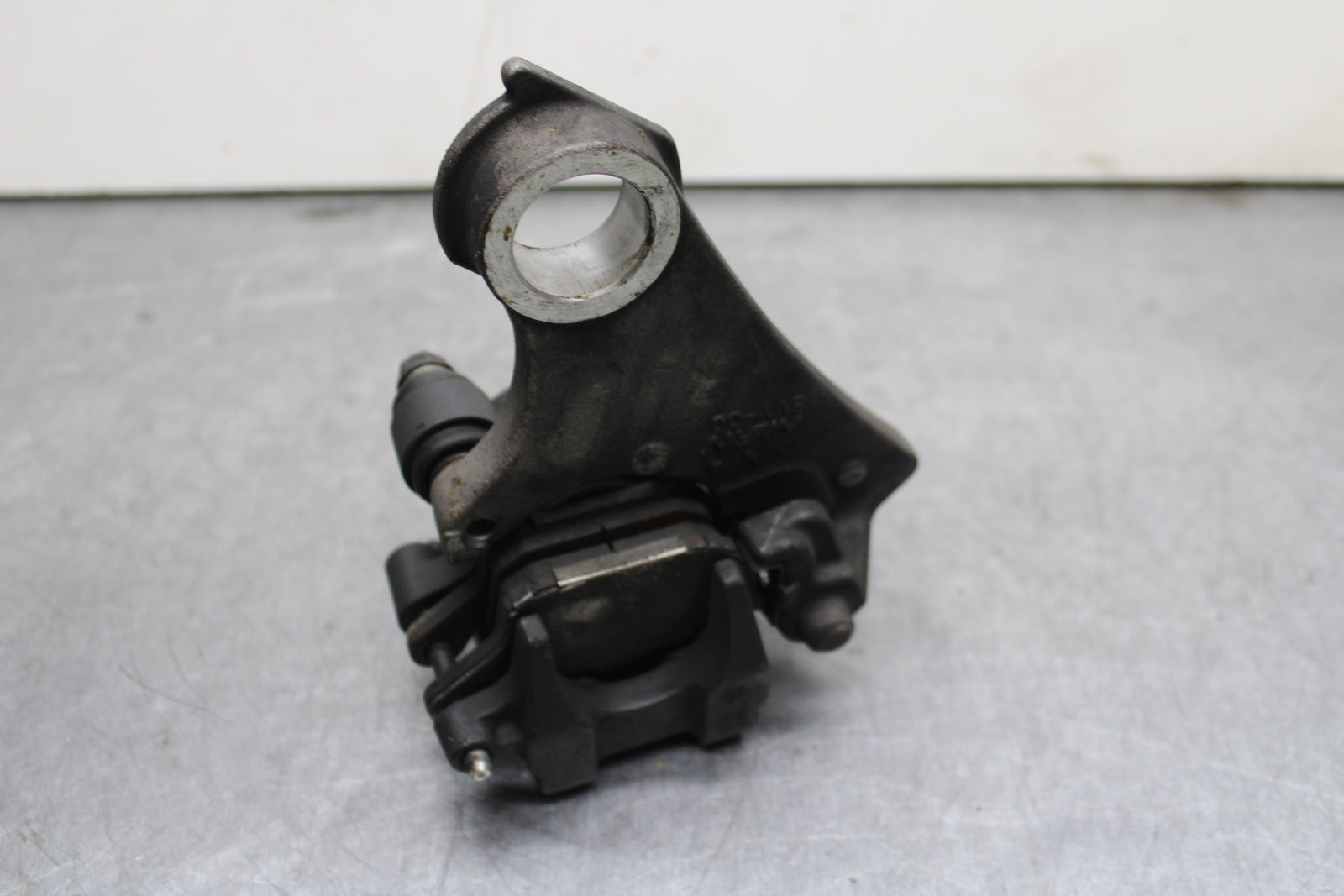09-14 YAMAHA YZF R1 REAR BACK BRAKE CALIPER W MOUNT BRACKET BB119
