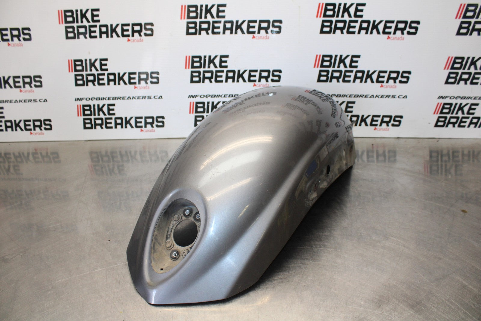 05 TRIUMPH ROCKET III REAR BACK WHEEL FENDER MUD GUARD BB186