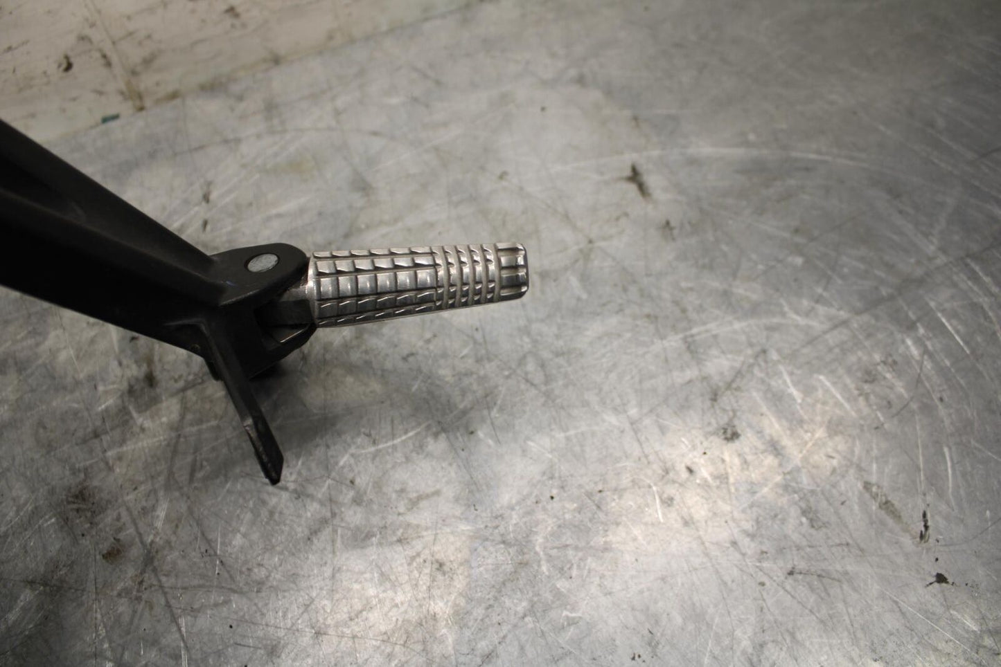 13 SUZUKI GSXR750 RIGHT REAR BACK PASSENGER PEG BB474