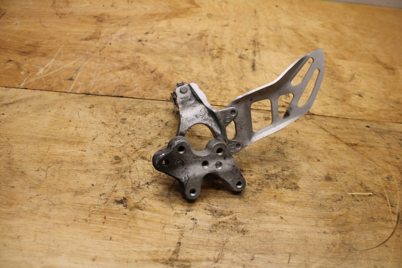 11-13 SUZUKI GSXR600 LEFT REARSET REAR SET DRIVER FOOT PEG BRACKET MOUNT BB330