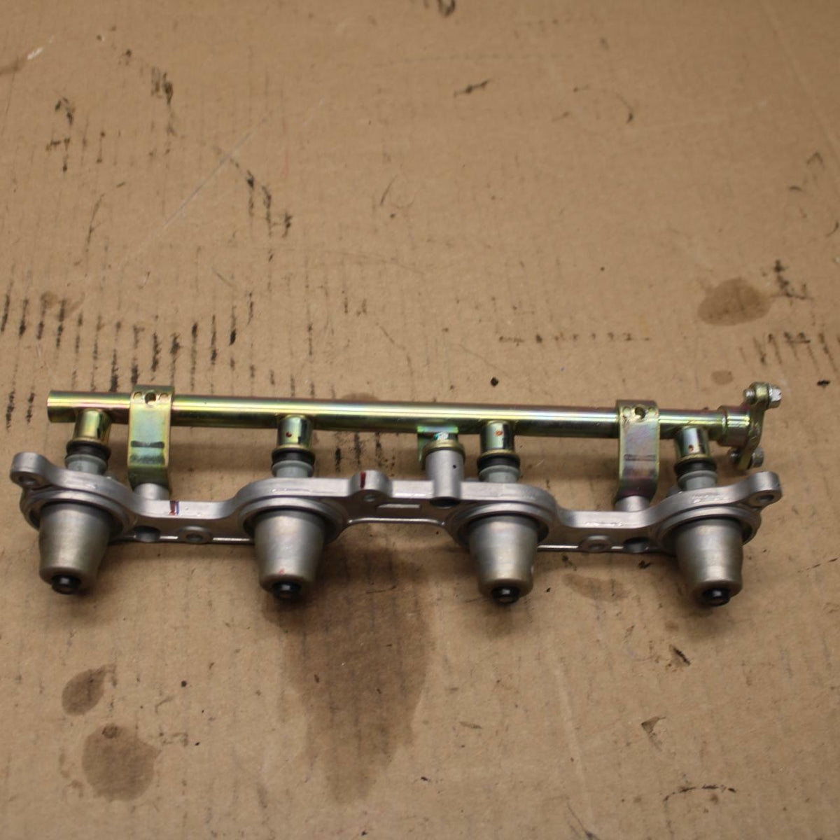 05-06 HONDA CBR600RR SECONDARY FUEL INJECTORS TOP AIRBOX GAS RAIL BB307b