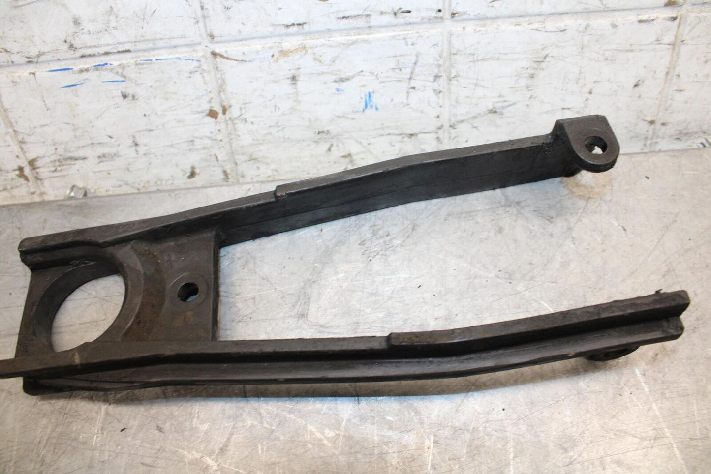 2007 Suzuki GSXR750 SWINGARM CHAIN BUFFER SLIDER GUIDE 61273-01H00 BB546
