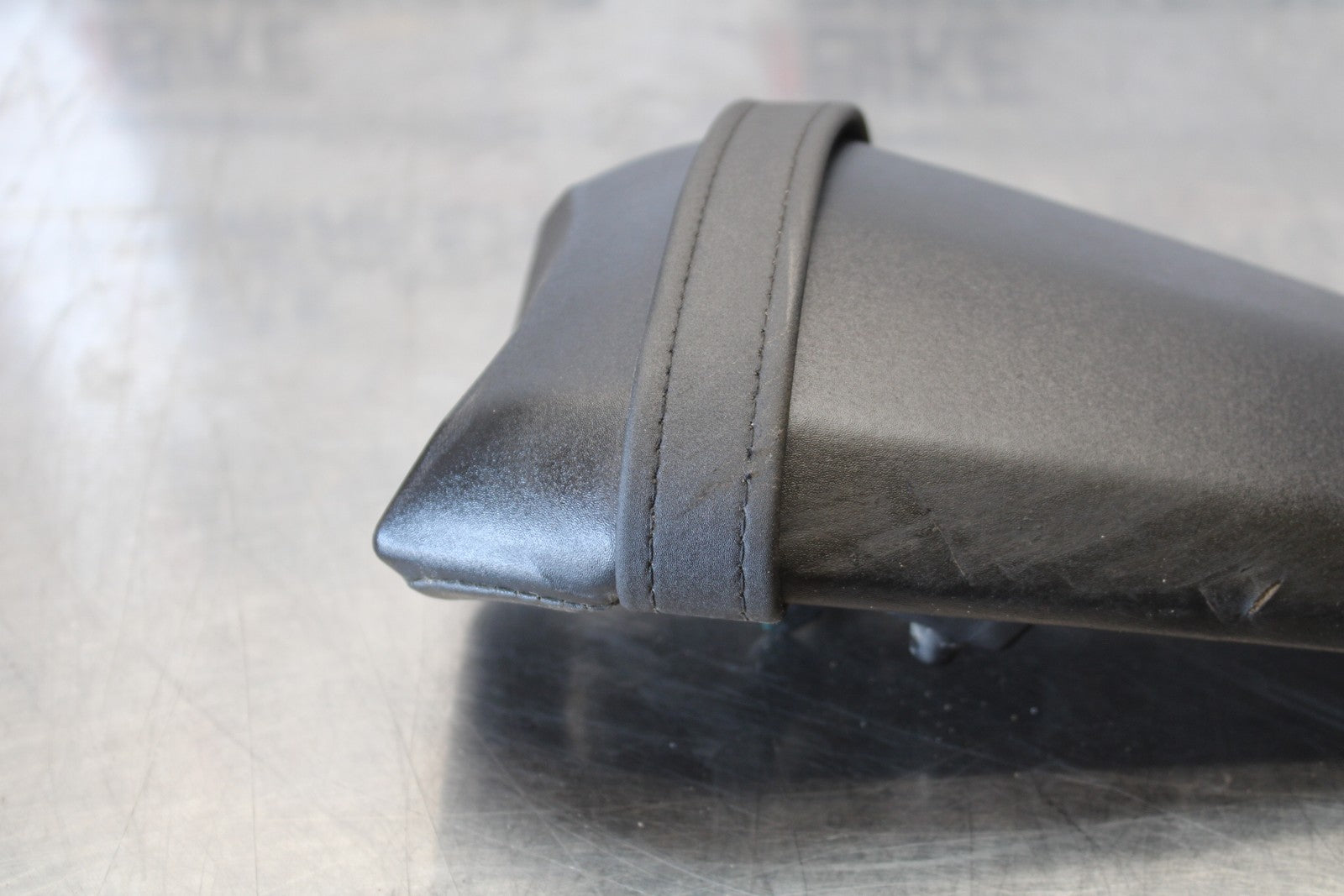 22-25 YAMAHA YZF R7 REAR BACK PASSENGER TANDEM SEAT PAD SADDLE PILLION BB176