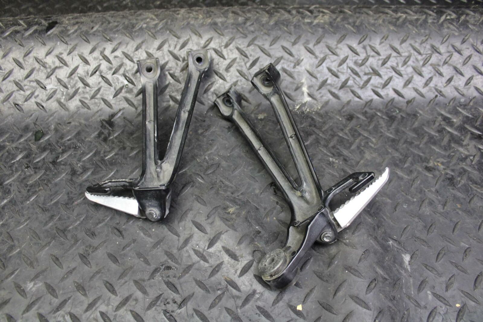 10 SUZUKI GSXR750 REAR BACK PASSENGER PEG SET PAIR bb190