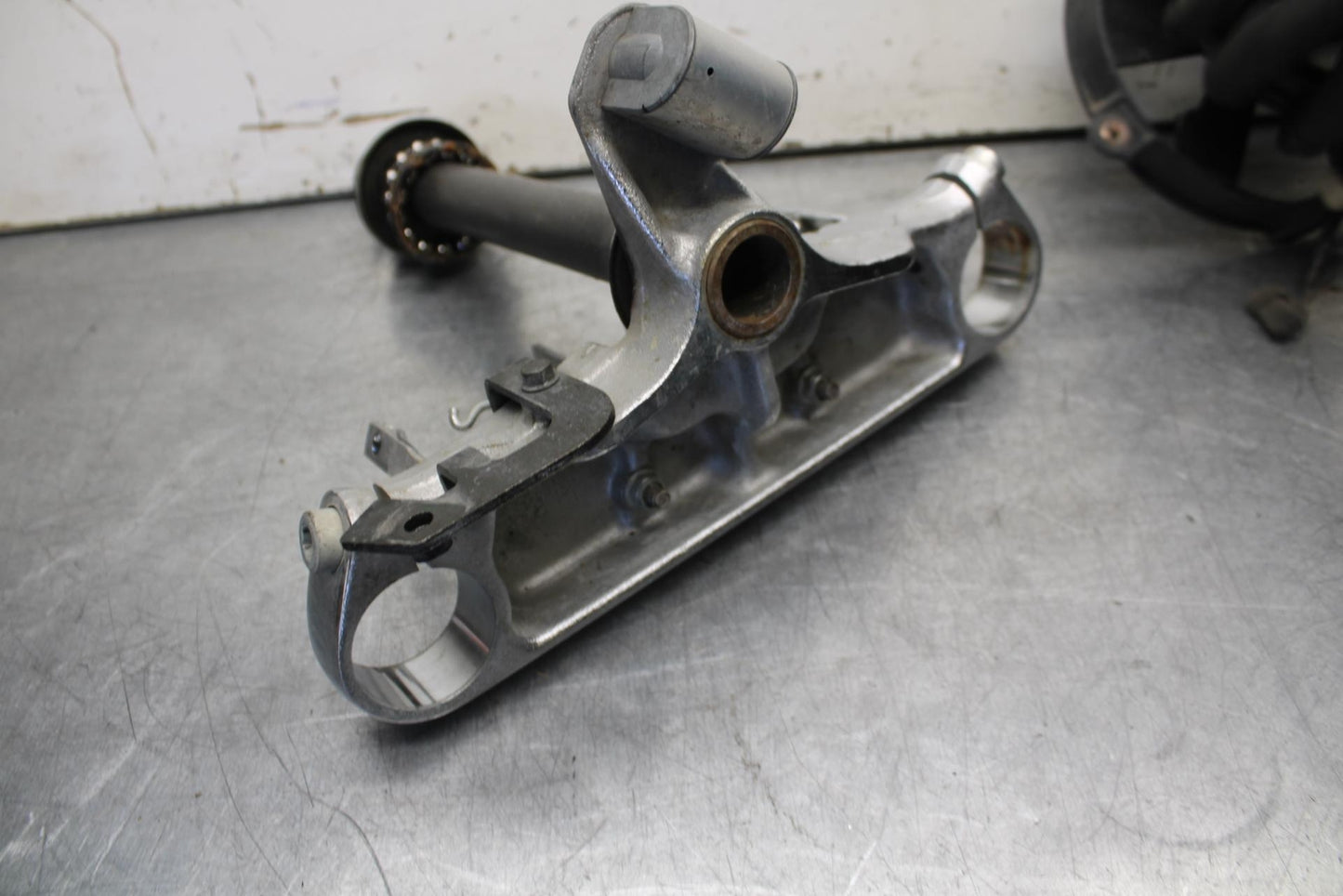 01-02 HONDA SHADOW SPIRIT 750 FRONT FORKS CLAMP LOWER TRIPLE TREE STEM BB632