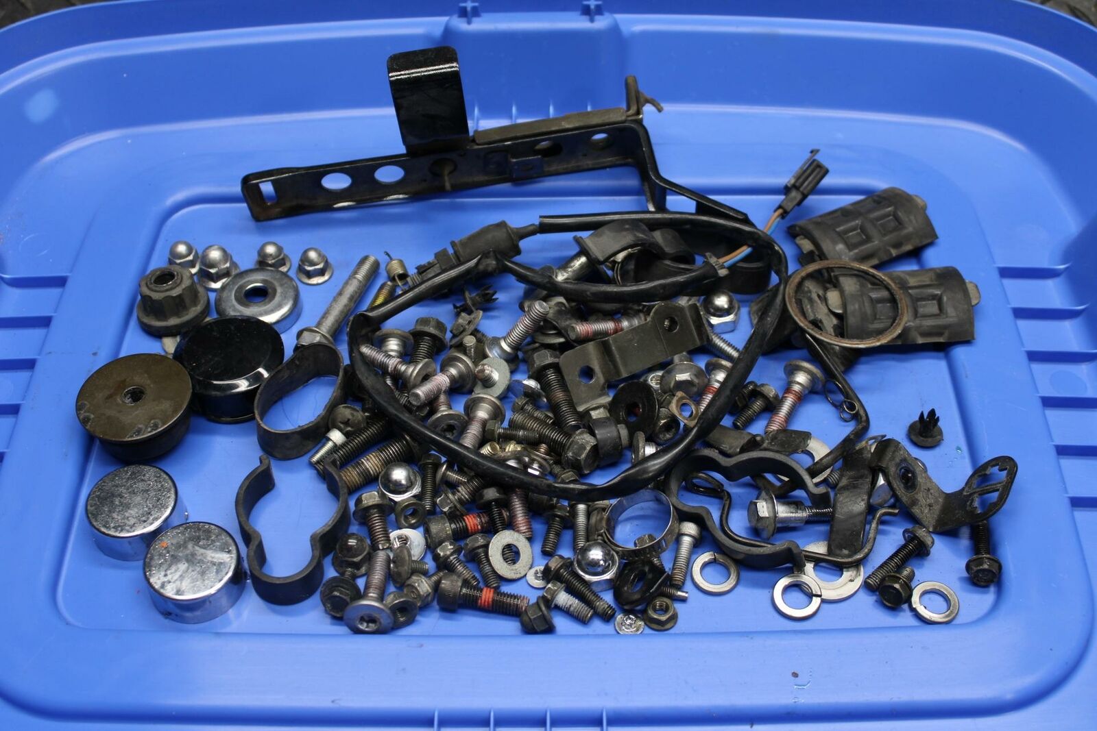 05-06 KAWASAKI VULCAN VN1500 CLASSIC ASSORTED BOLTS HARDWARE TANK DAMPERS BB220