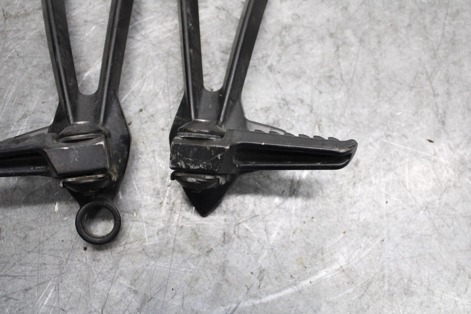2009 Kawasaki Ninja ZX6R ZX600R REAR BACK PASSENGER PEG SET PAIR BB538