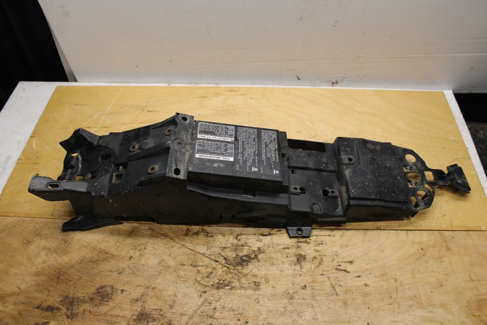 14-17 YAMAHA FZ09 REAR BACK TAIL UNDERTAIL BATTERY TRAY PLASTIC BB321