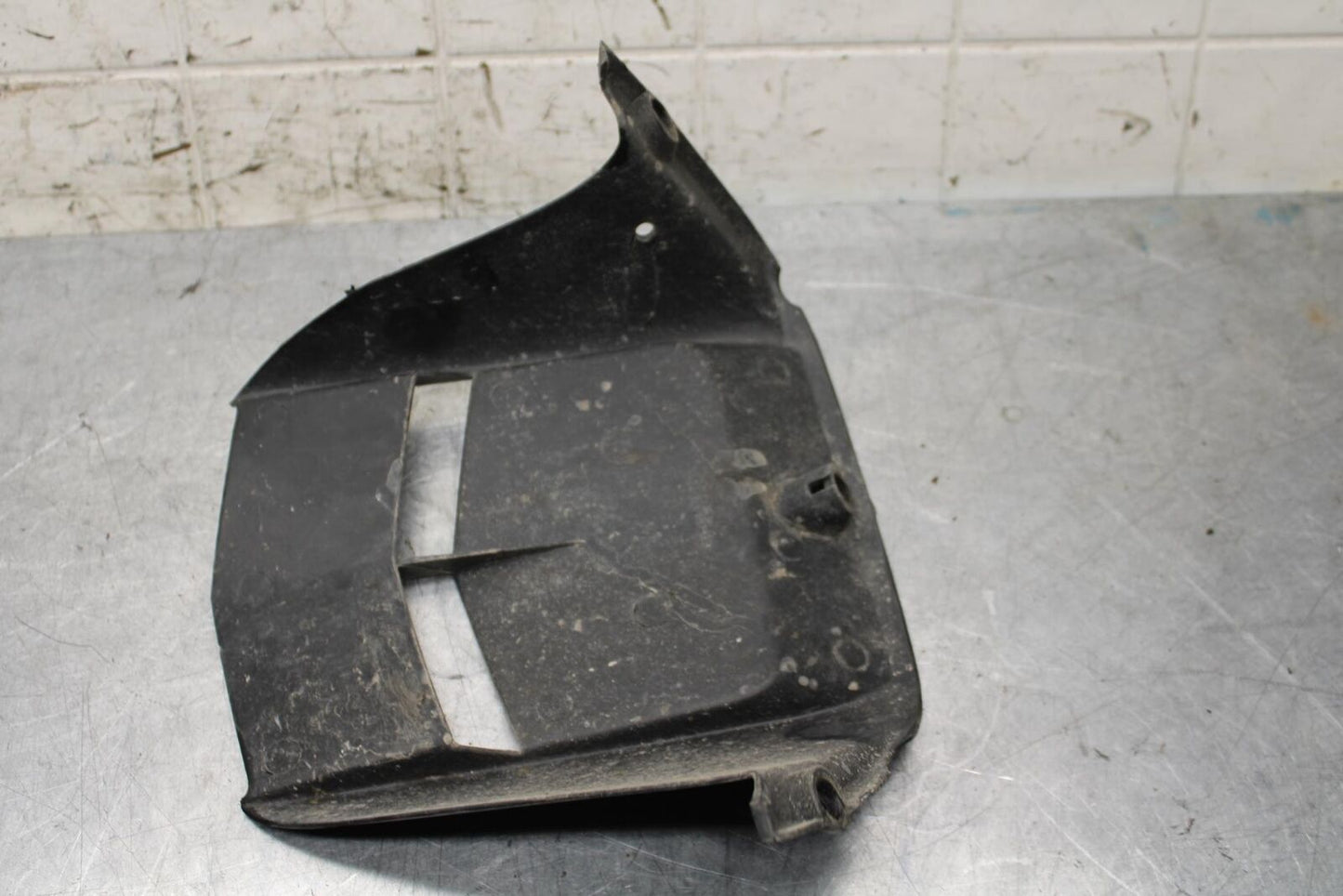 2006 Yamaha YZF R6 REAR BACK WHEEL TIRE HUGGER FENDER 2C0-21650-00-00 BB560