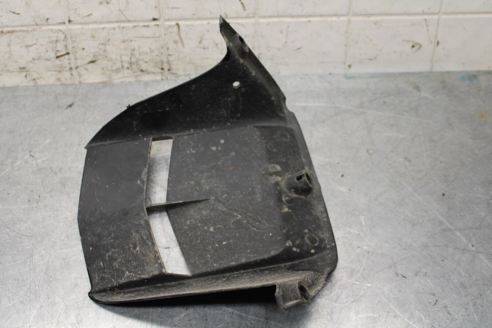 2006 Yamaha YZF R6 REAR BACK WHEEL TIRE HUGGER FENDER 2C0-21650-00-00 BB560