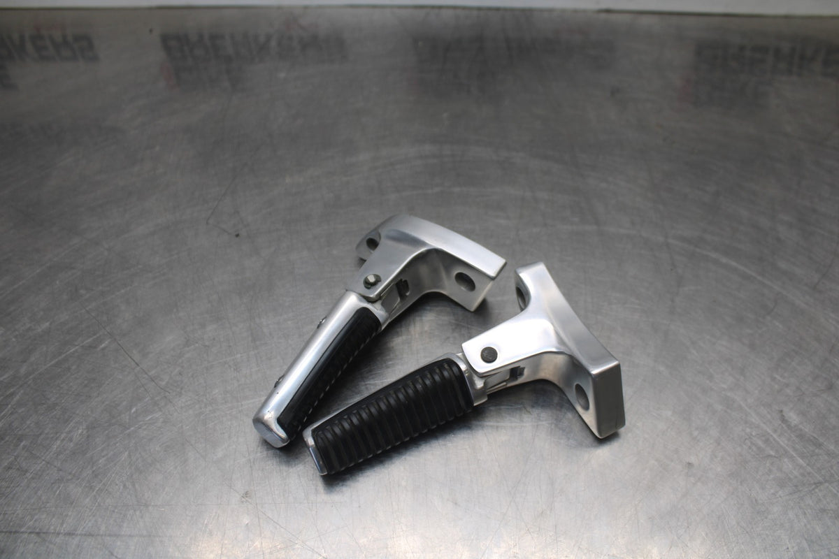 05-09 SUZUKI BOULEVARD C90 REAR PASSENGER FOOT STEP PEG SET PAIR BB918