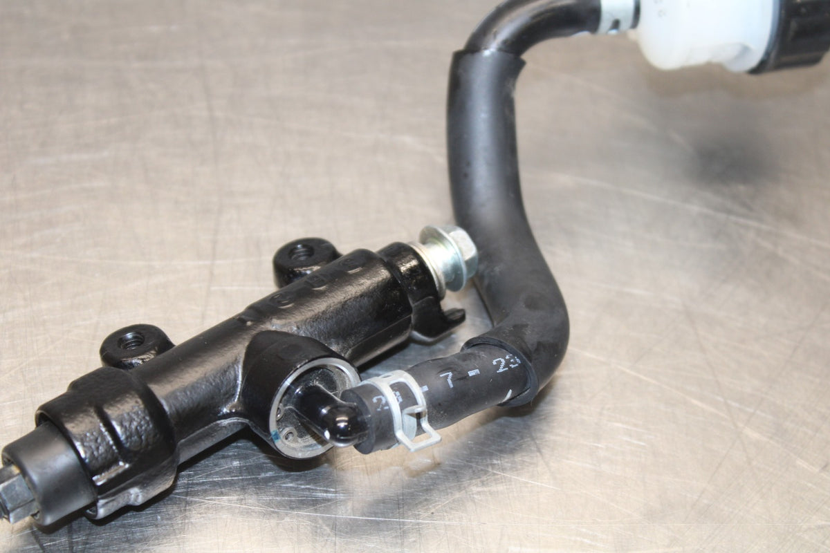 15-26 SUZUKI GSXR600 REAR BACK BRAKE MASTER CYLINDER W RESERVOIR BB888