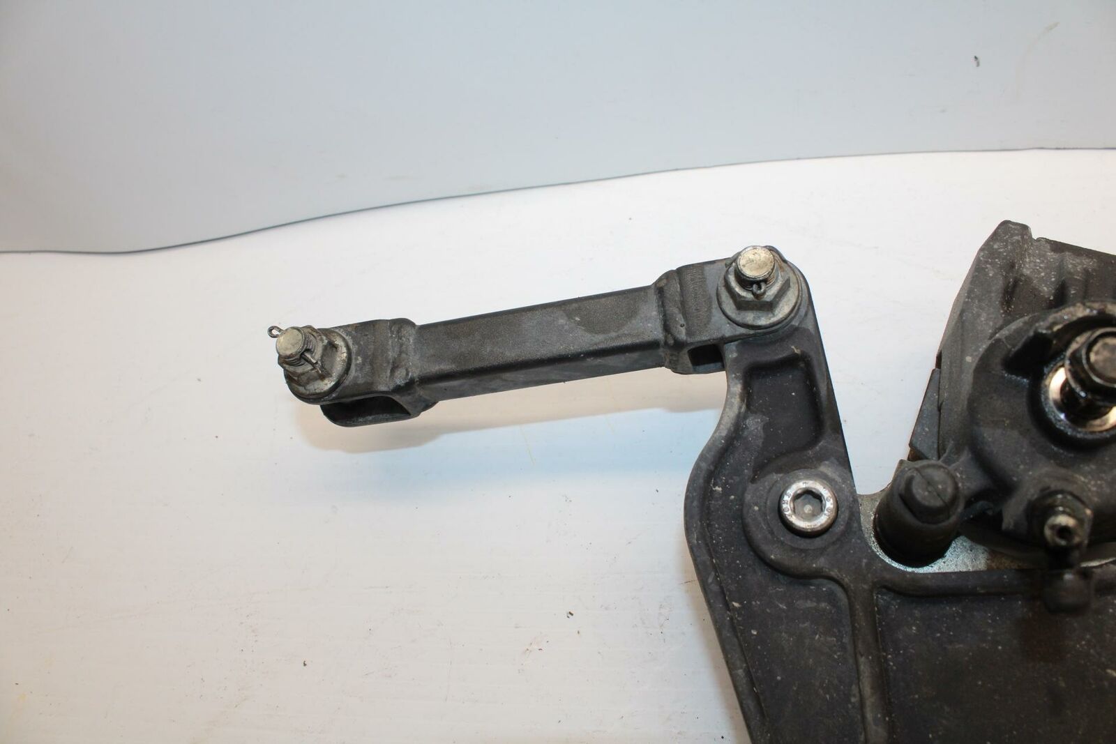 11-12 KAWASAKI Z1000 REAR BACK BRAKE CALIPER W MOUNT BRACKET BB249