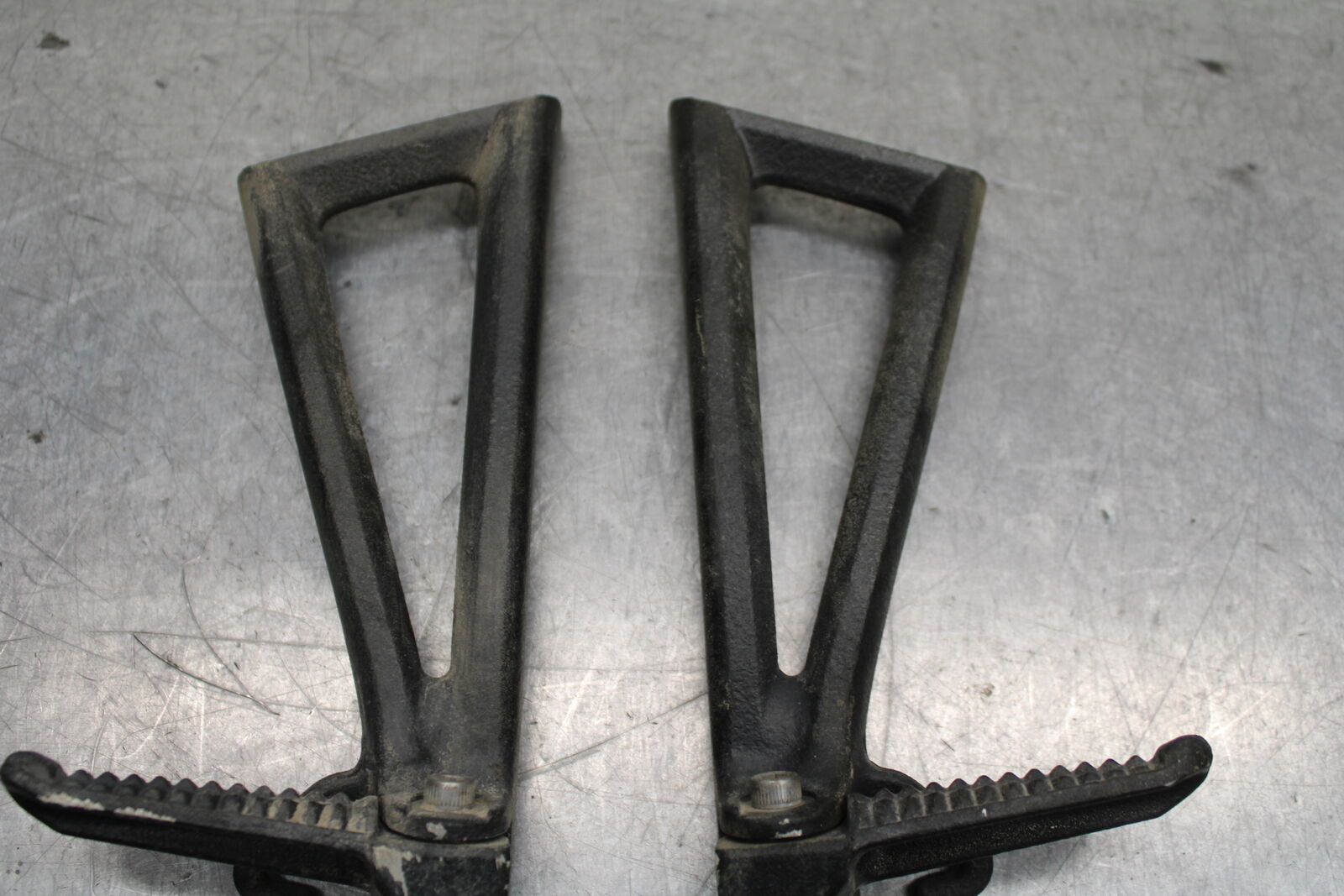 06-07 YAMAHA YZF R6 REAR BACK PASSENGER PEG SET PAIR BB742