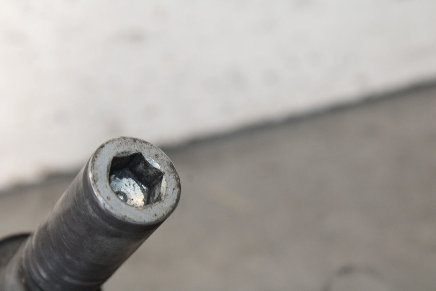 05-09 SUZUKI BOULEVARD C90 FRONT WHEEL RIM AXLE PIVOT BOLT BB692