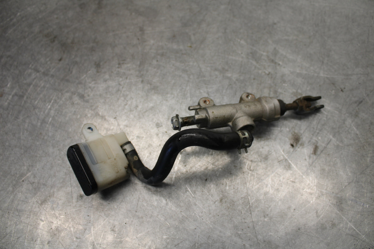 06-07 SUZUKI GSXR 600 REAR BACK BRAKE MASTER CYLINDER W RESERVOIR BB694