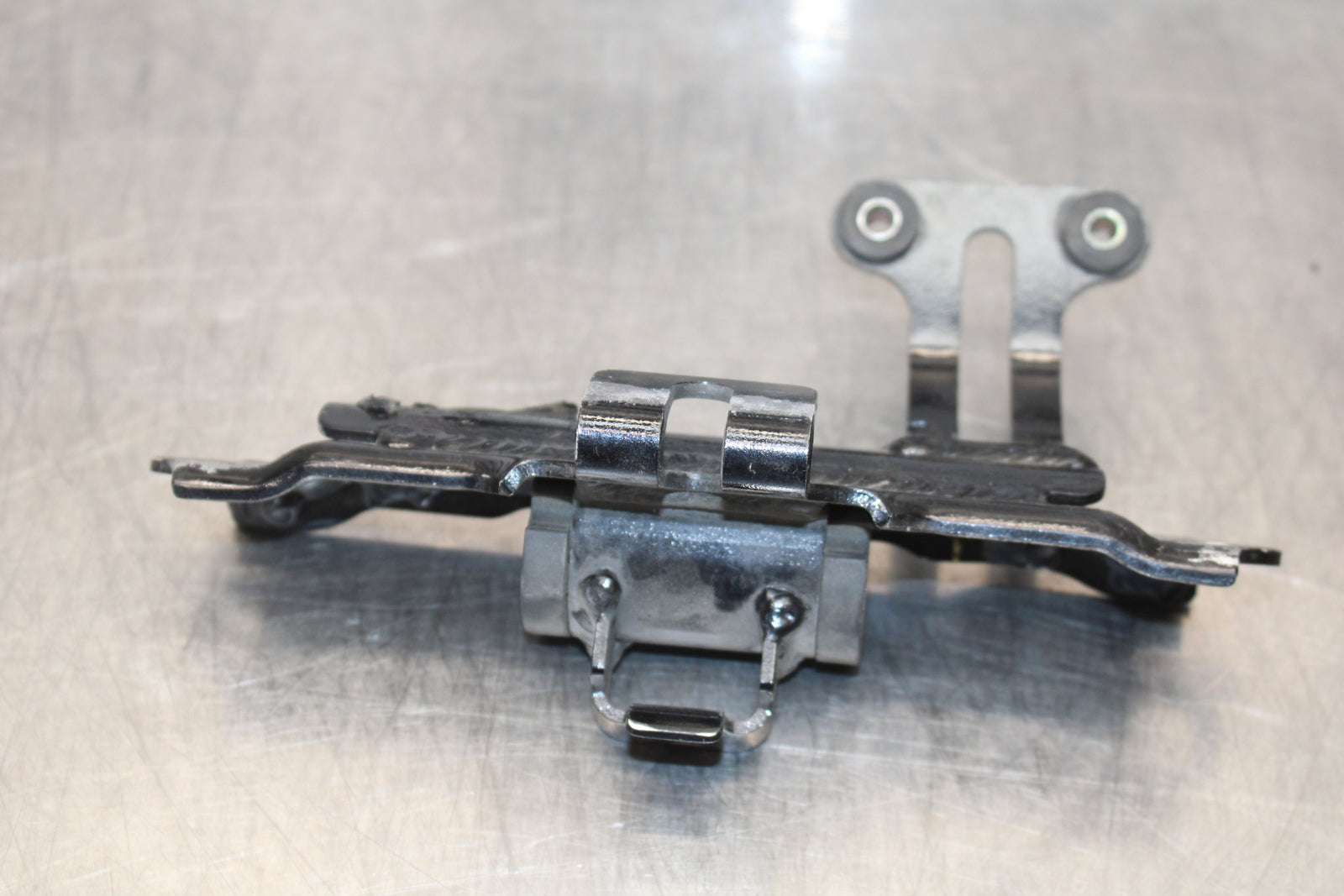 04-05 KAWASAKI NINJA ZX10R GAS TANK FUEL PETROL RESERVOIR BRACKET MOUNT BB163