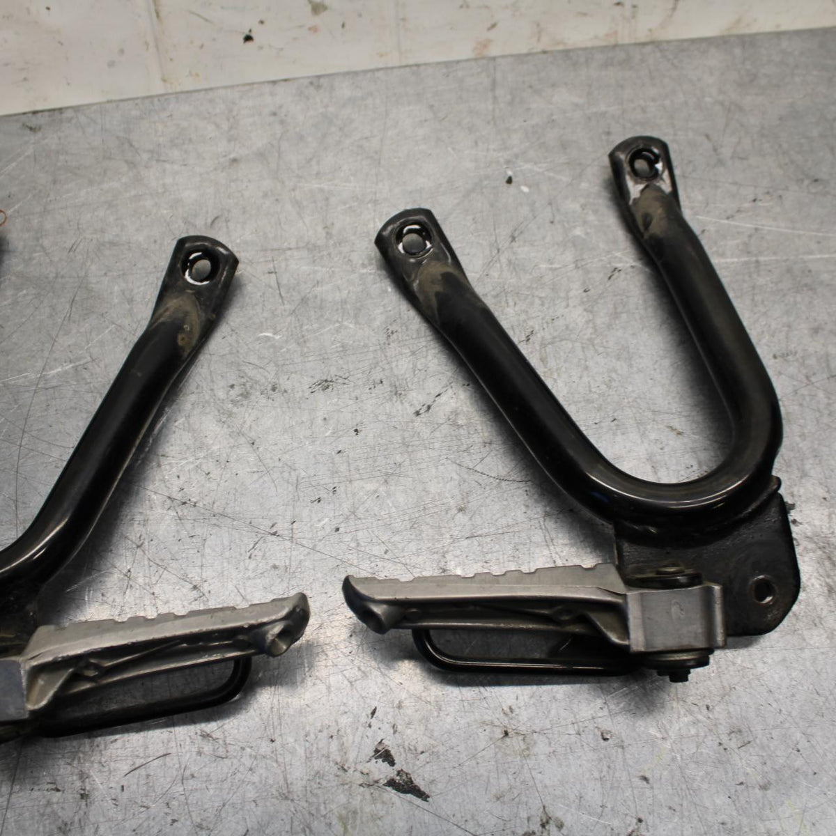 89-90 YAMAHA FZR600 REAR BACK PASSENGER PEG SET PAIR BB76