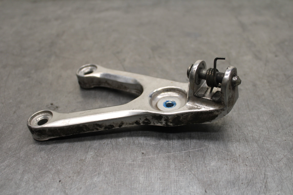 03-05 YAMAHA YZF R6  LEFT REARSET REAR SET DRIVER FOOT PEG BRACKET MOUNT BB132