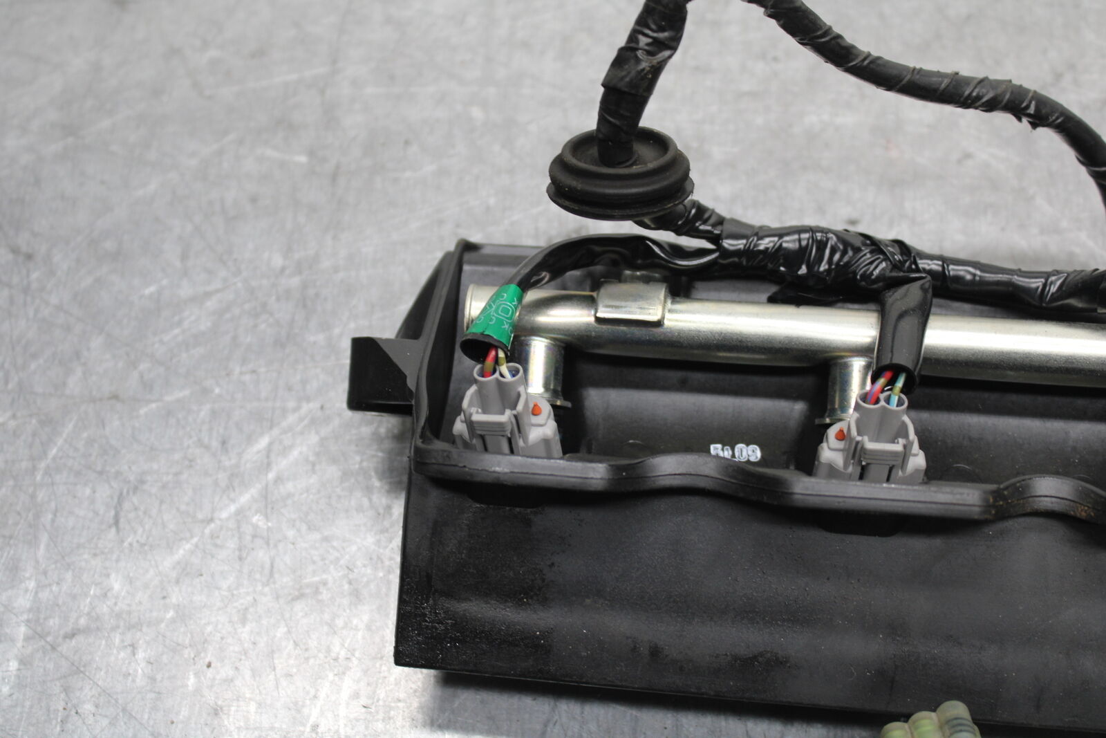 06 YAMAHA YZF R6 SECONDARY FUEL INJECTORS TOP AIRBOX GAS RAIL BB716