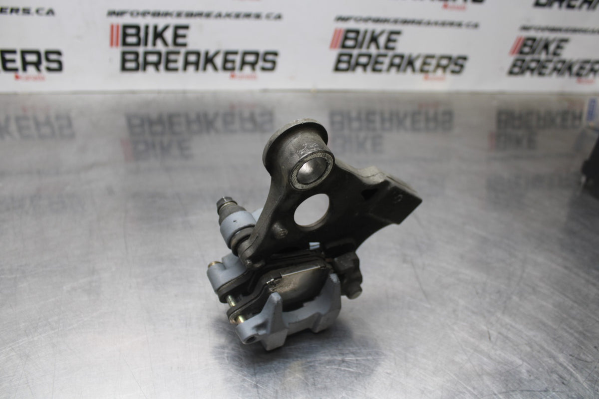 01-06 HONDA CBR600F4I REAR BACK BRAKE CALIPER W MOUNT BRACKET BB778