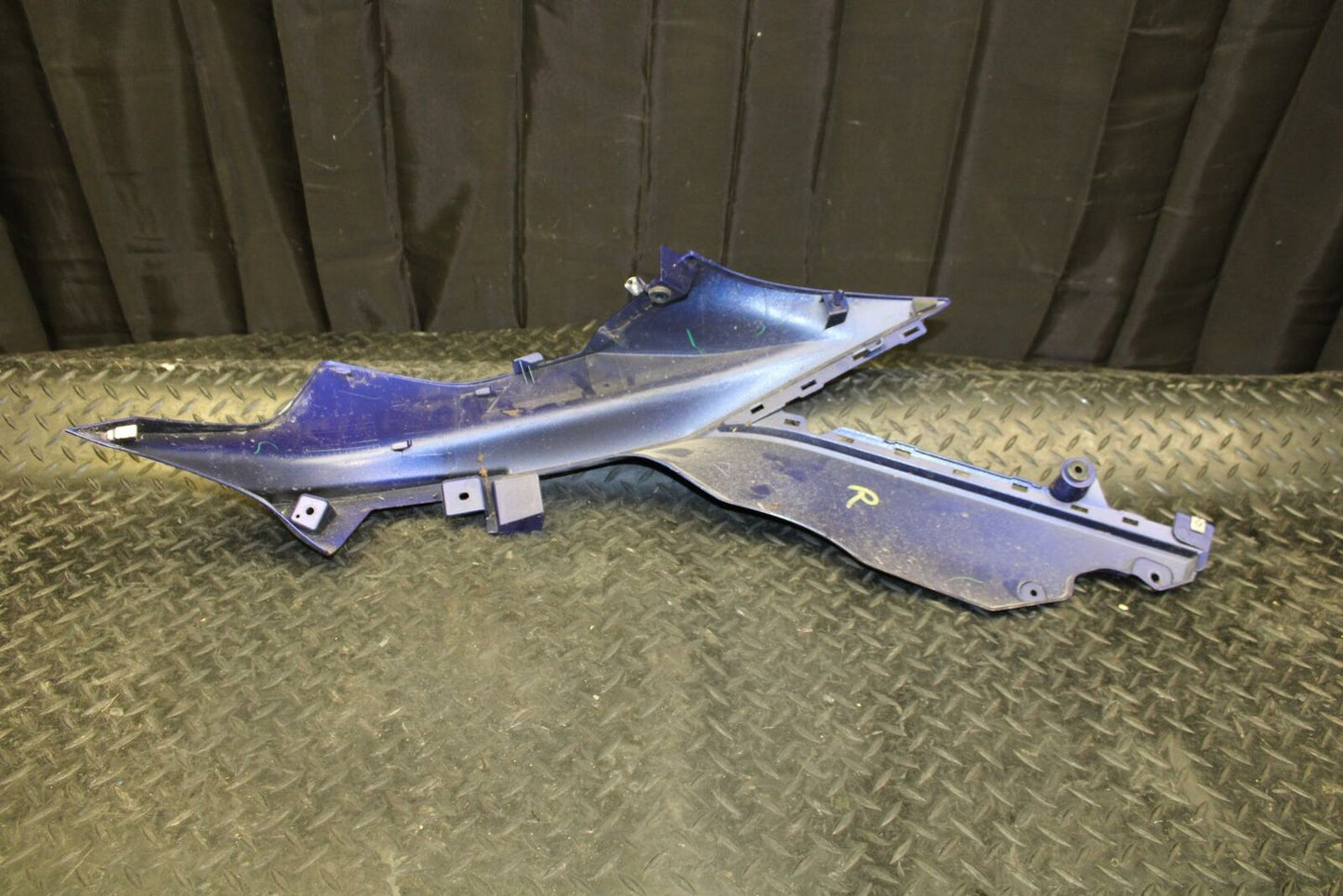 19 YAMAHA YZF R3 RIGHT MID UPPER SIDE FAIRING COWL PLASTIC BB177