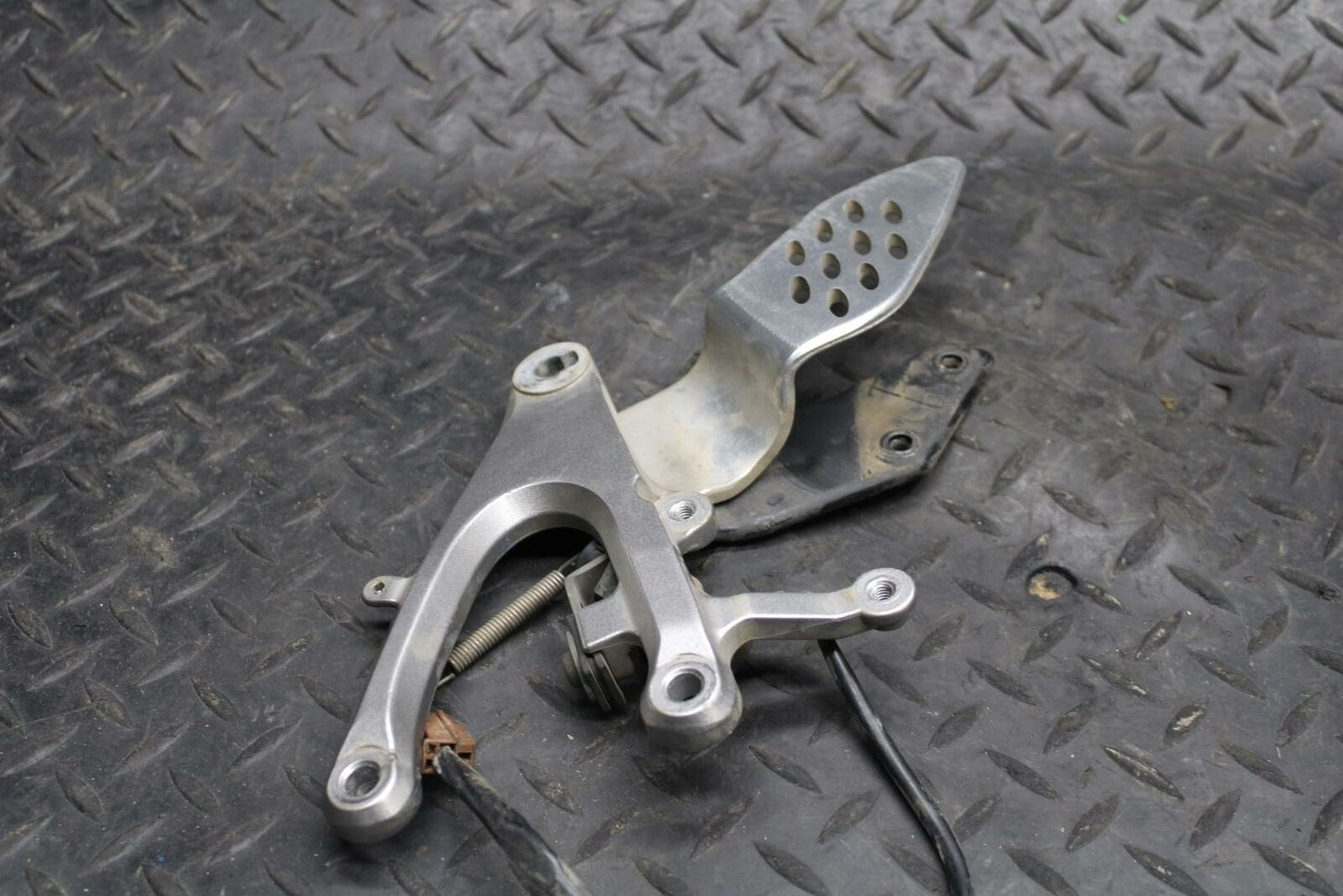04-05 YAMAHA YZF R1 RIGHT REARSET REAR SET DRIVER FOOT PEG REST STOP BB225