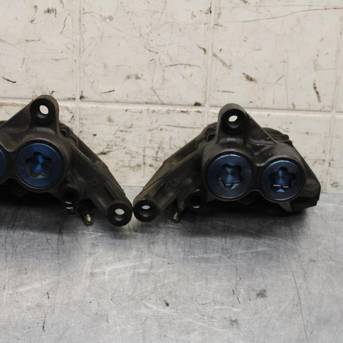 2000 Yamaha YZF R6 RIGHT LEFT FRONT BRAKE CALIPER SET PAIR CALIPERS BB558