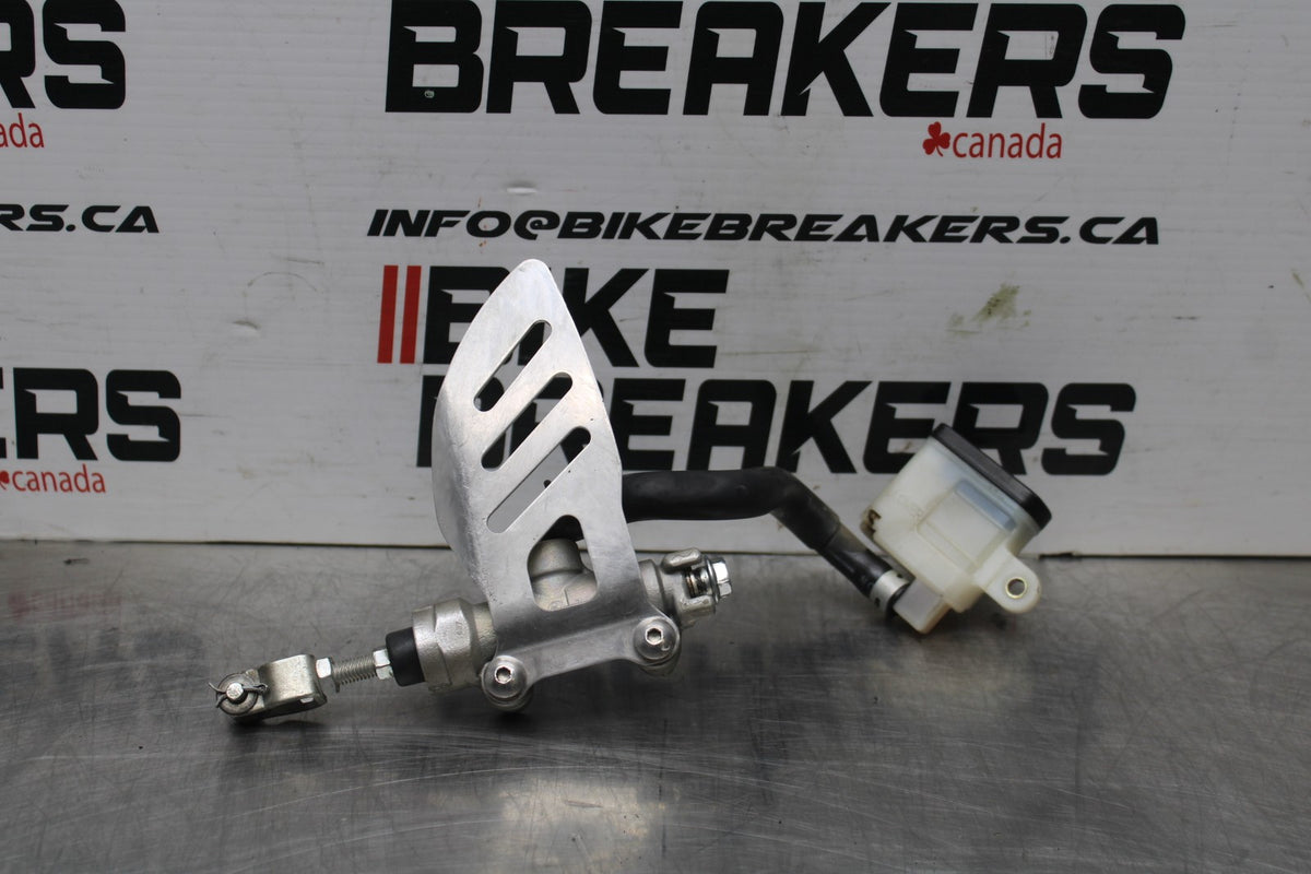 06-07 SUZUKI GSXR 600 REAR BACK BRAKE MASTER CYLINDER W RESERVOIR BB845