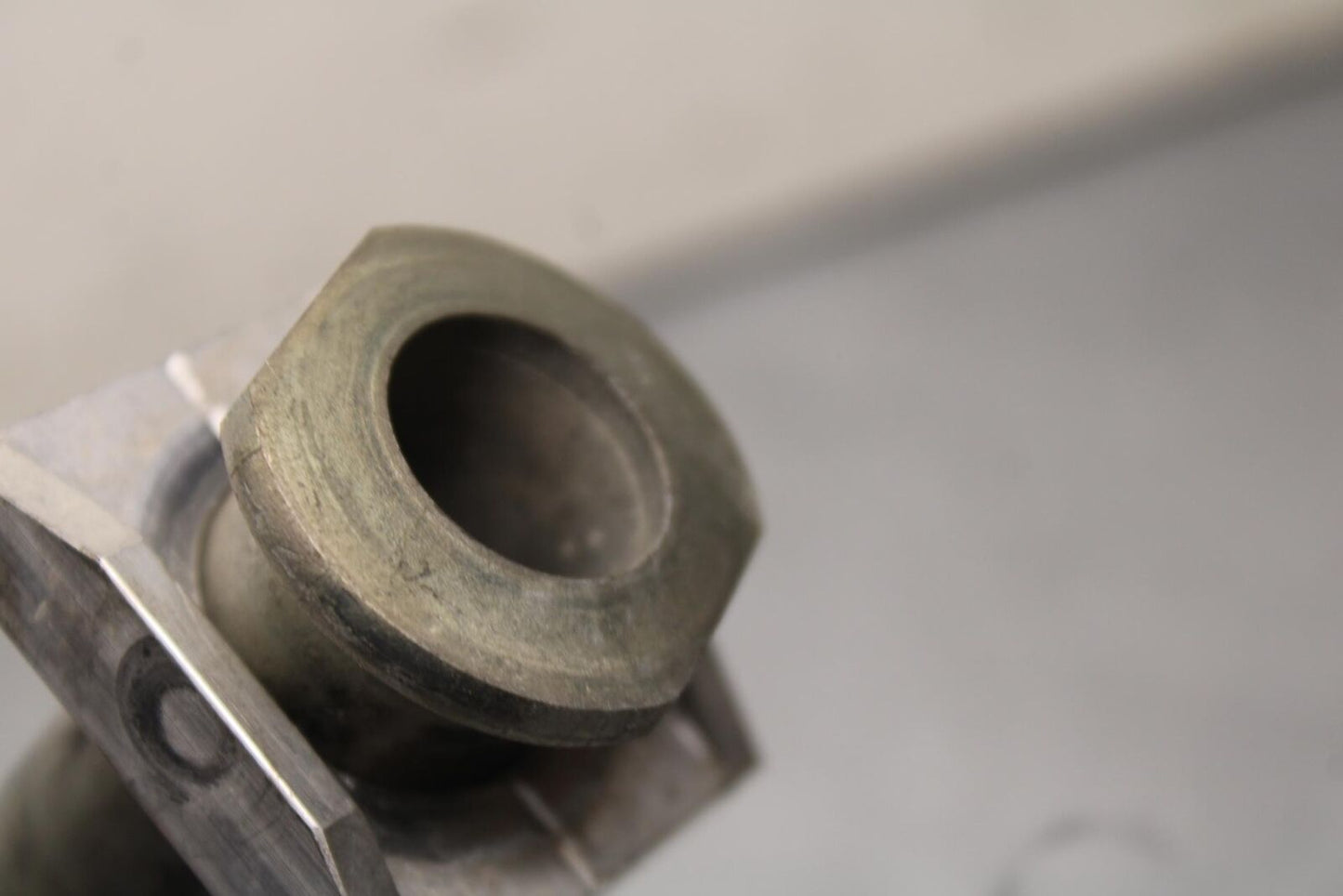 09-12 KAWASAKI NINJA ZX6R REAR AXLE WHEEL RIM PIVOT BOLT AXEL 41068-0613 BB640